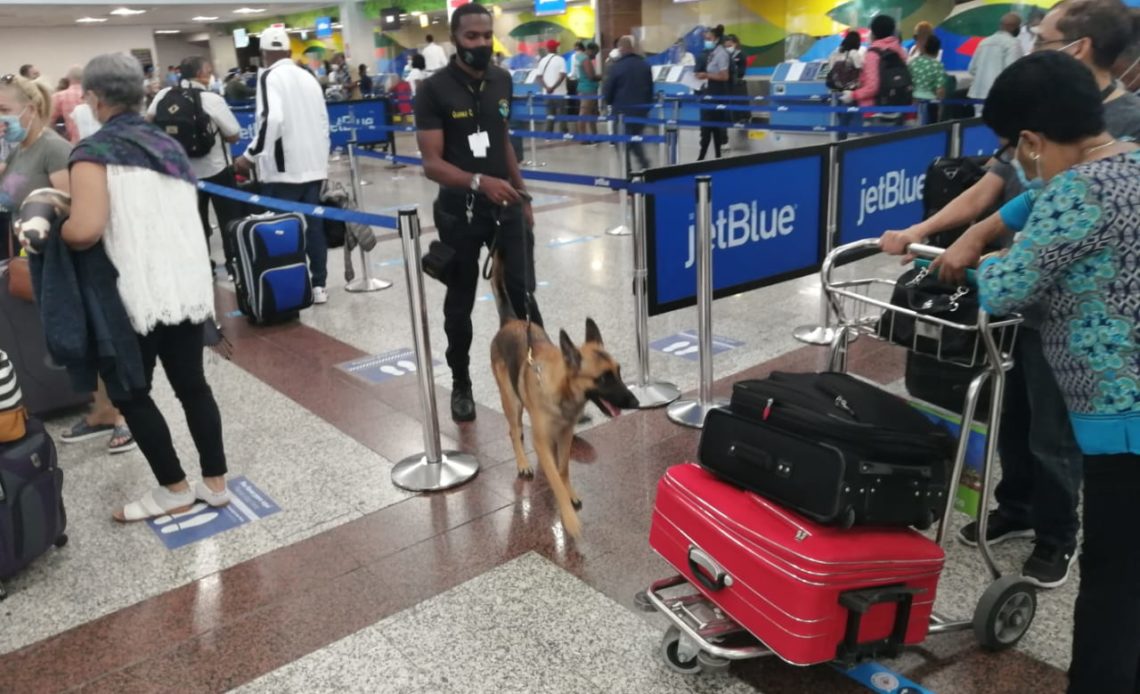 Pasajeros en el AILA