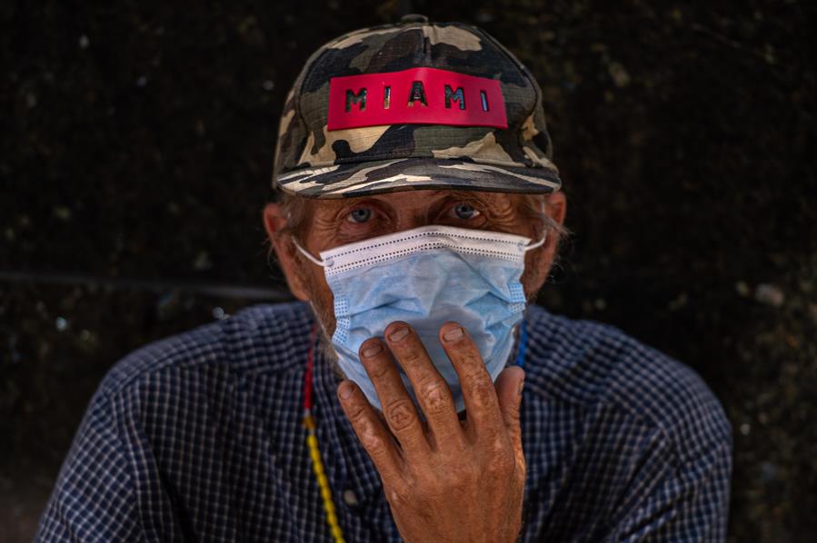 Hombre con mascarilla