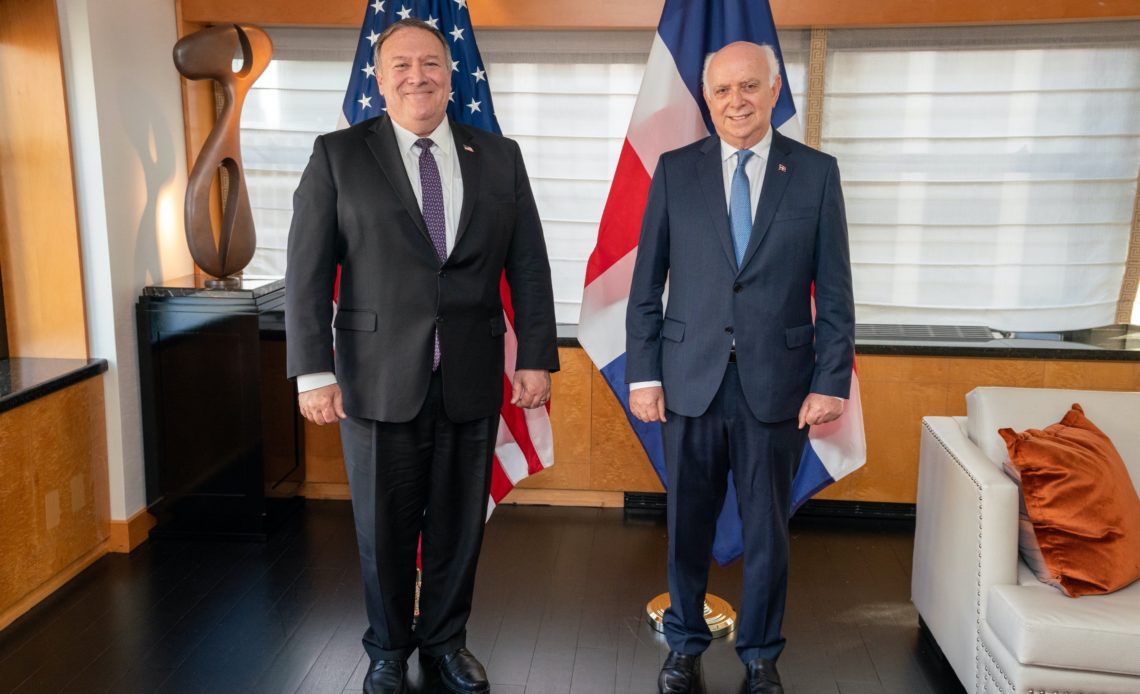 Mike Pompeo, secretario de Estados de EE.UU. y José Singer, embajador dominicano ante el Consejo de Seguridad ONU