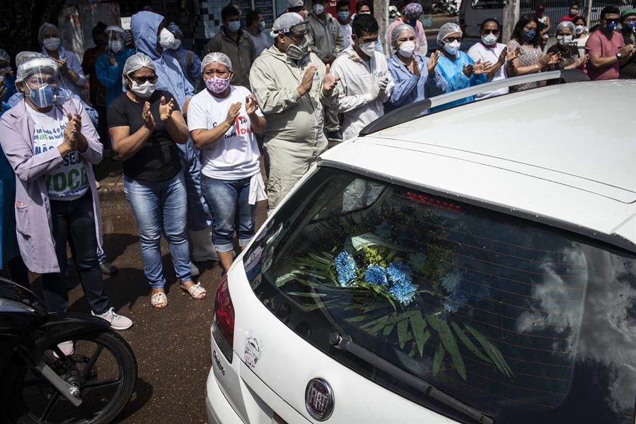 Personas con mascarillas