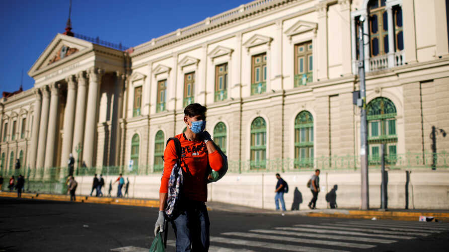 Contagios suben en El Salvador.