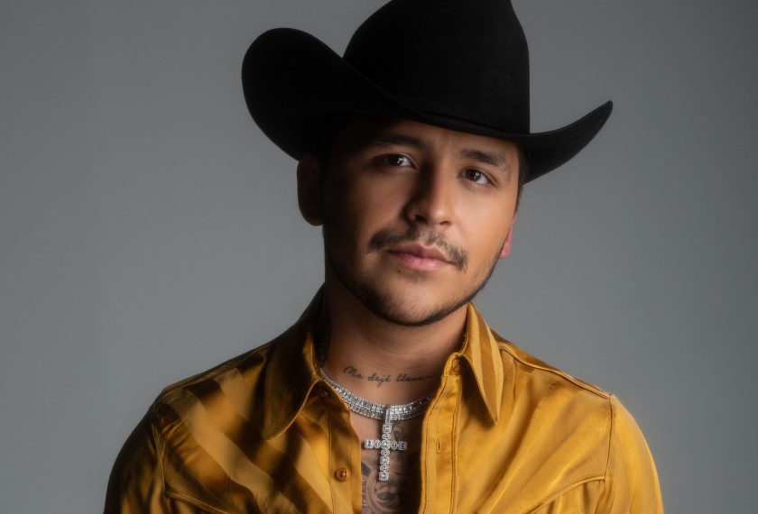 Christian Nodal pide suerte antes de someterse a una intervención médica