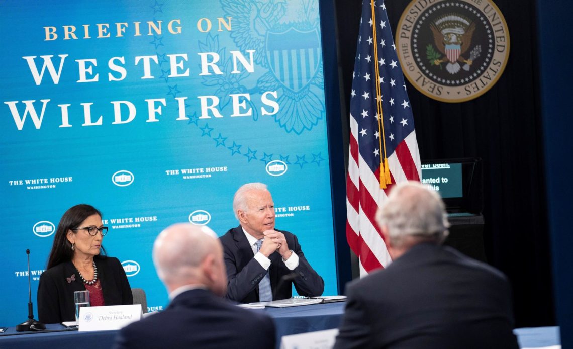 Biden sube temporalmente el sueldo a los bomberos ante la ola de calor