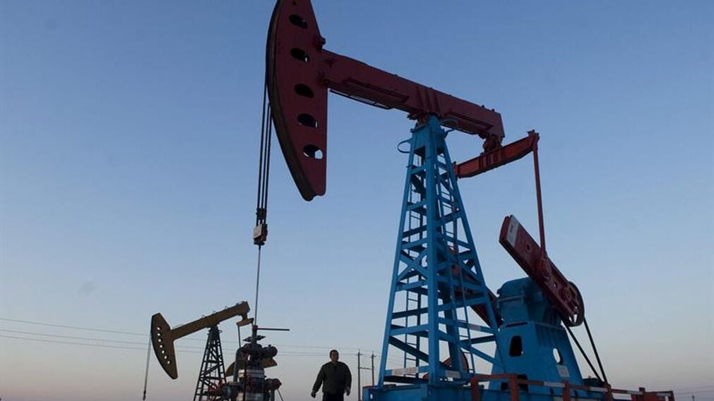 El petróleo registra una baja por fortalecimiento del dólar