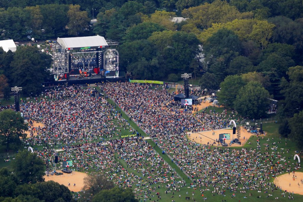 Con pandemia y amenaza de huracán, Nueva York celebra un concierto con miles de personas3