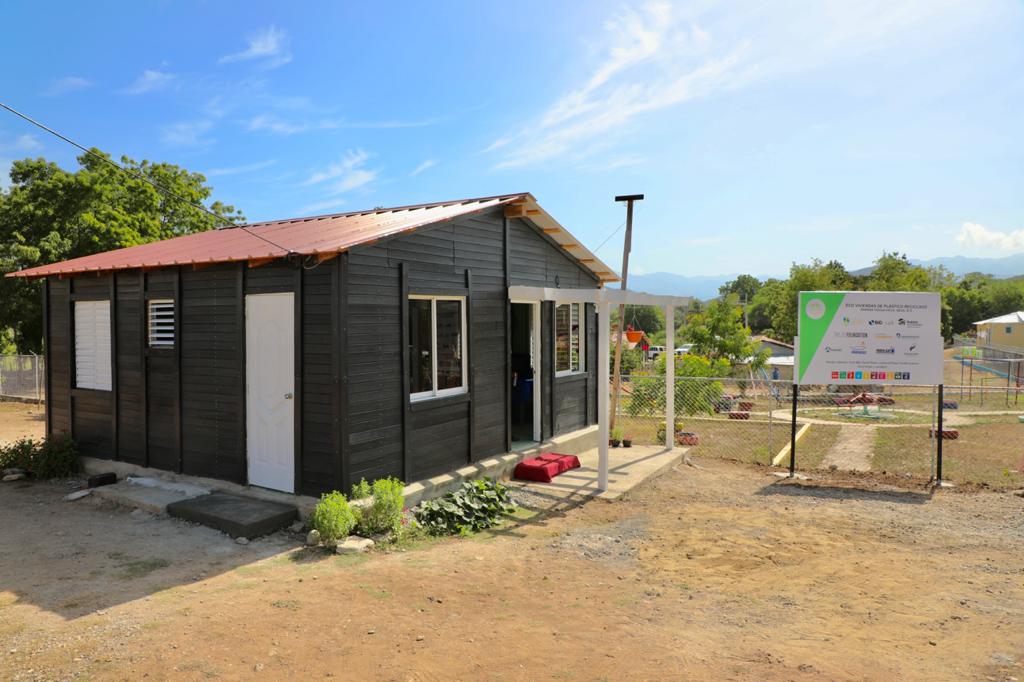 Abinader inaugura la primera comunidad sostenible del país en Sabana Yegua Viejo