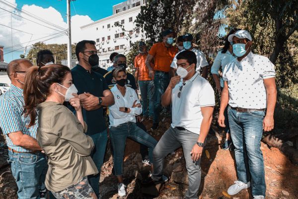 El director general de la Corporación del Acueducto y Alcantarillado de Santo Domingo (CAASD), ingeniero Felipe Suberví, y la alcaldesa del Distrito Nacional, Carolina Mejía Gómez, visitaron varios puntos que serán intervenidos en beneficio de cientos de familias que viven en los alrededores de distintas cañadas de la demarcación. Durante el recorrido que inició en la laguna ubicada cerca de la avenida Winston Churchill, en la urbanización Fernández, evaluaron los trabajos que se realizarán en las comunidades de los alrededores. En ese sentido, el funcionario explicó que con las intervenciones que se ejecutarán en el afluente, se buscará garantizar los niveles de salubridad de la población y a la vez contribuir con el medio ambiente.