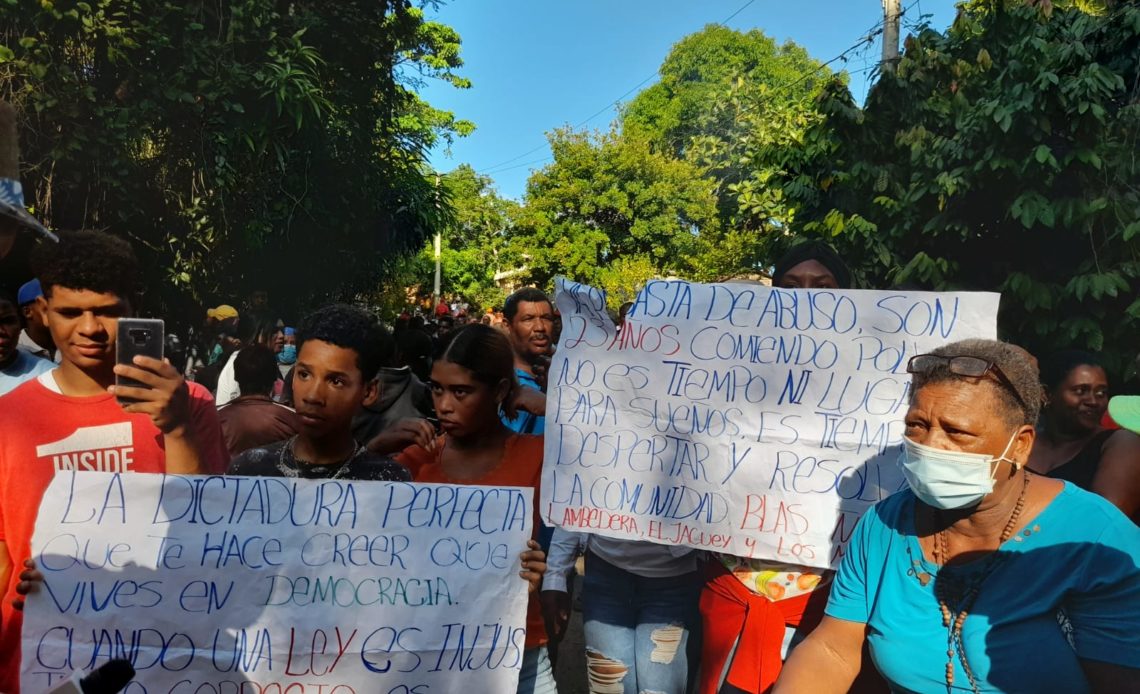 Vuelven a protestar por arreglo de carretera en Yamasá