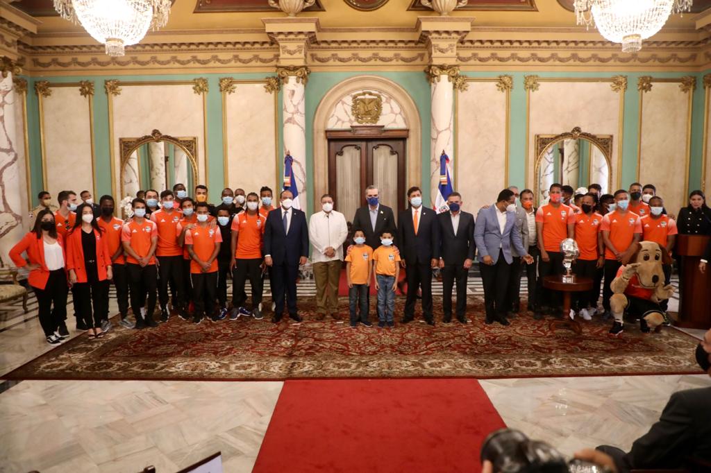 Abinader recibe al equipo de fútbol de Cibao FC, campeón de la Liga Dominicana de Fútbol