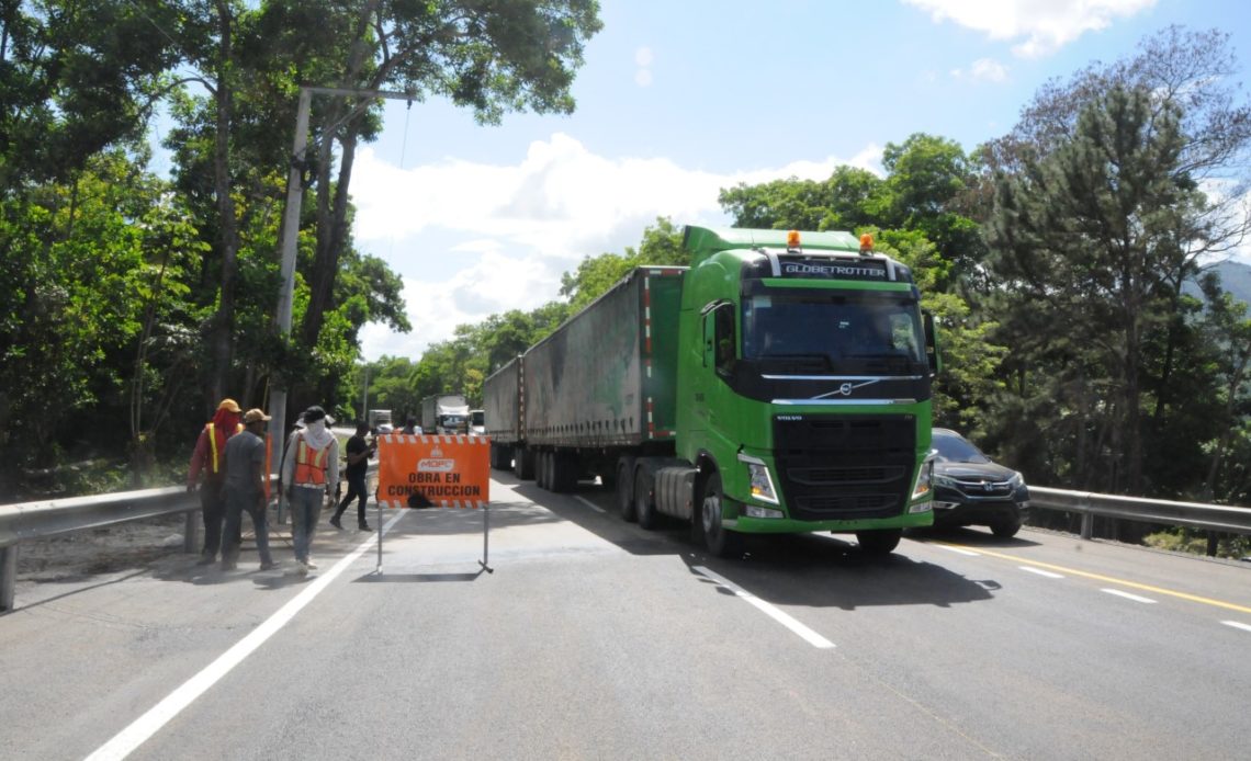 Obras Públicas abre tránsito luego de corregir socavón en km 60 de la autopista Duarte