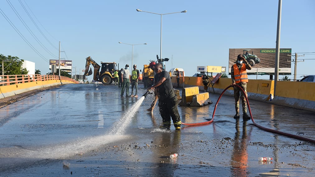 Obras Públicas soluciona socavón del km 12 de la Autopista y deja abierto el tránsito por la vía