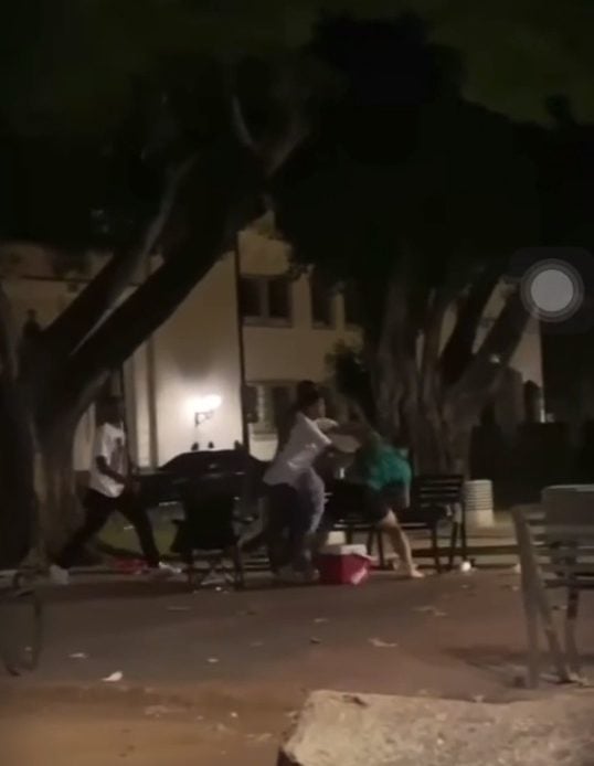 Individuos escenifican conflicto en parque Colón de la Zona Colonial