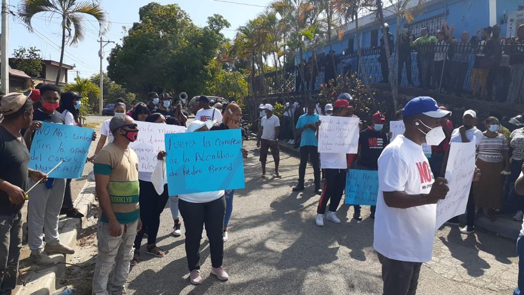 Comunitarios de Pedro Brand protestan contra alcalde Wilson Paniagua, por supuestos actos de corrupción