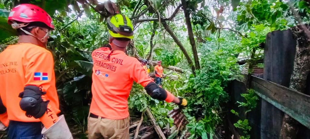 Defensa Civil rescata anciano quedó atrapado en su vivienda por crecida de río