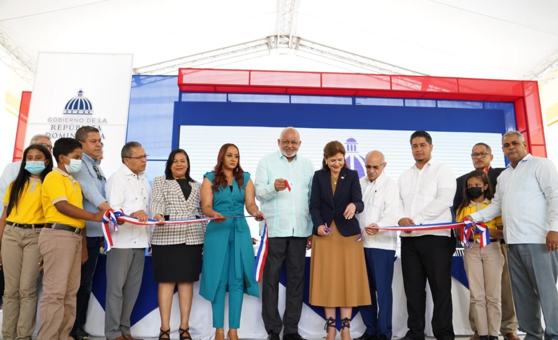 Vicepresidenta y ministro de Educación aperturan nueva escuela en Mao