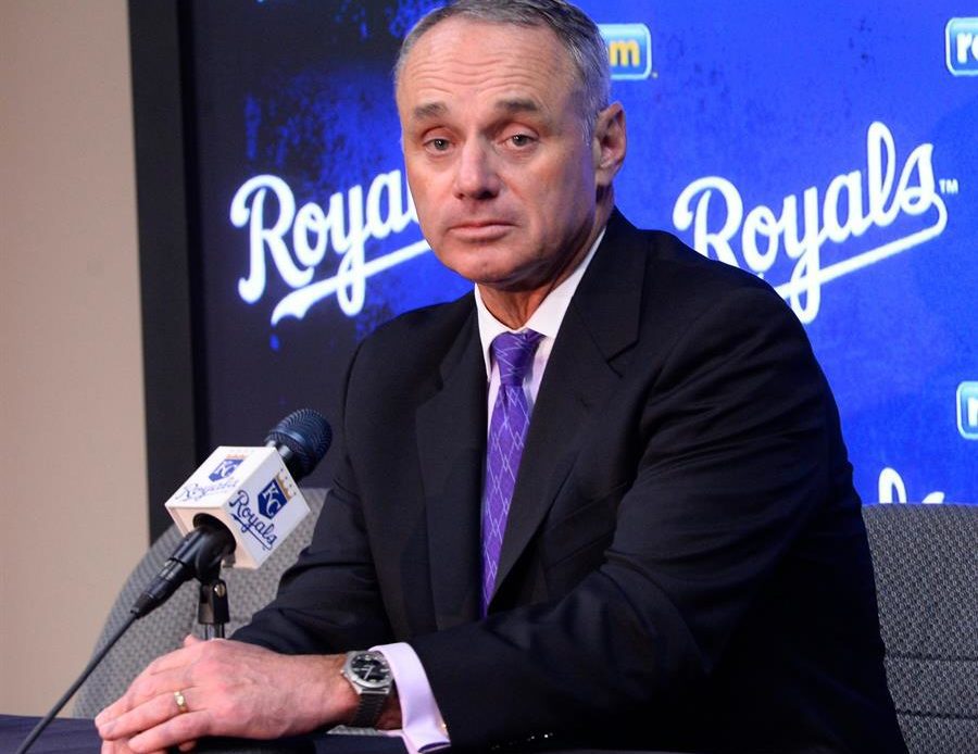 El comisionado de béisbol de las Grandes Ligas, Rob Manfred, anunció este jueves que los dueños de los equipos han aceptado la implementación del bateador designado universal.