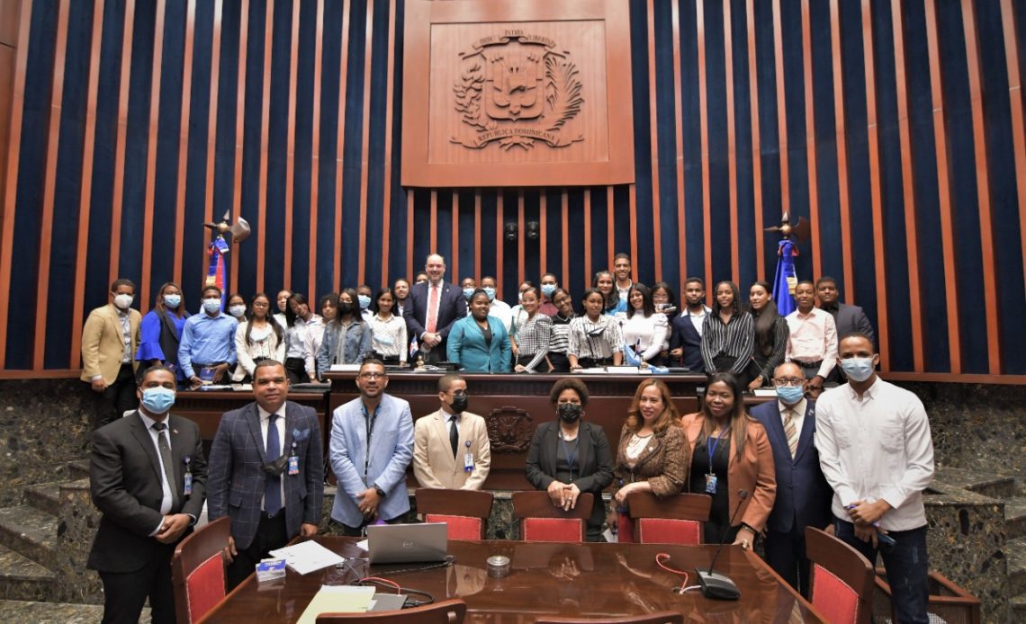 El Senado de la República recibe la visita de estudiantes de Barahona