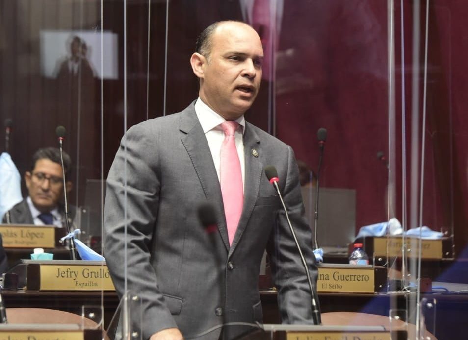 Diputado califica huelga de la ADP como política para hacer daño al gobierno