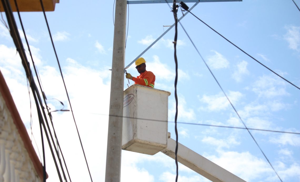 Al menos 63 circuitos eléctricos han sido restablecidos tras paso de Fiona en el país