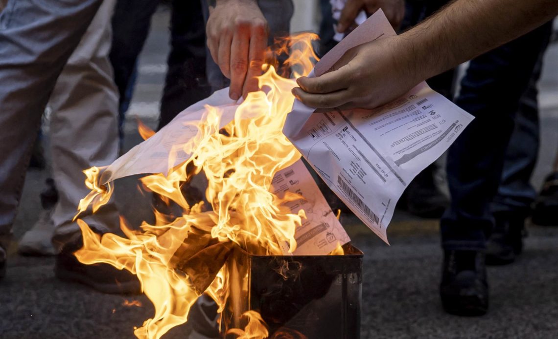 Queman facturas de la energía en Roma en protesta por los altos precios