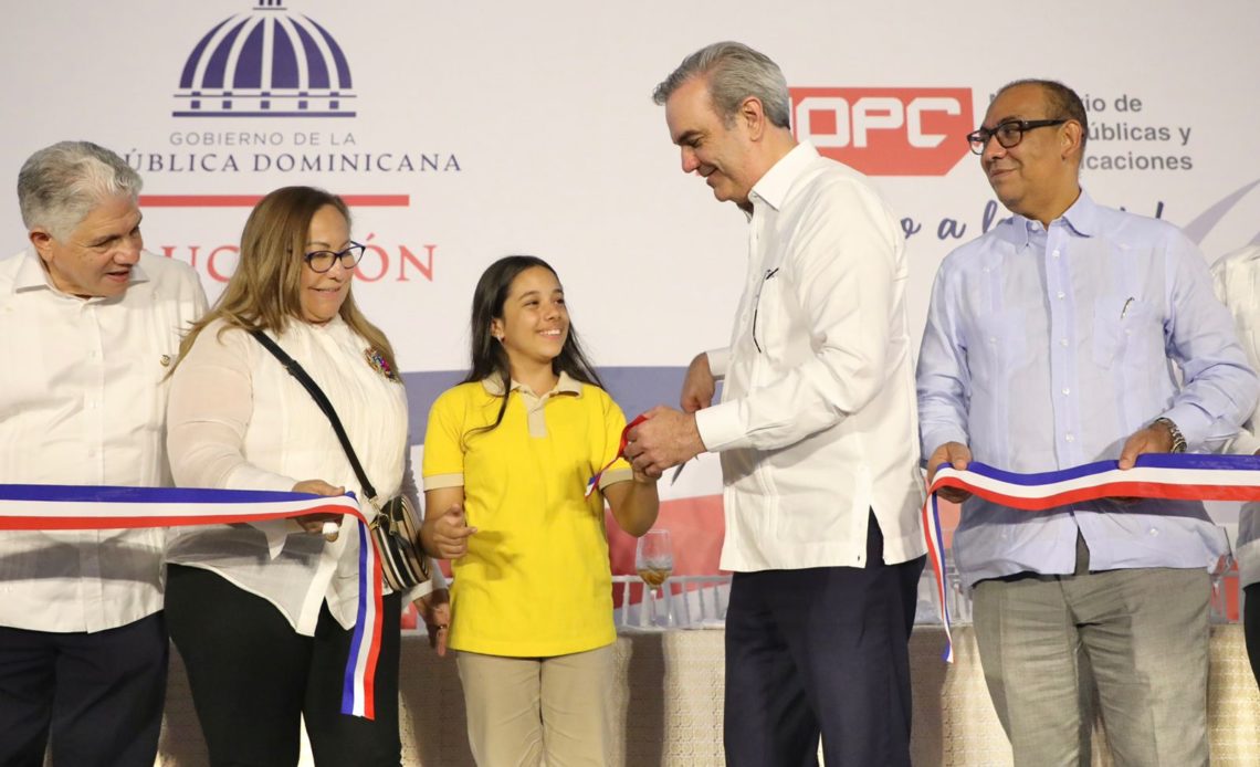 Abinader inaugura escuela básica en Santiago