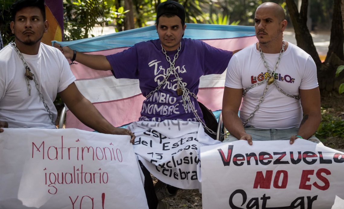 Activistas LGBTI se encadenan en Caracas para exigir derechos y avances