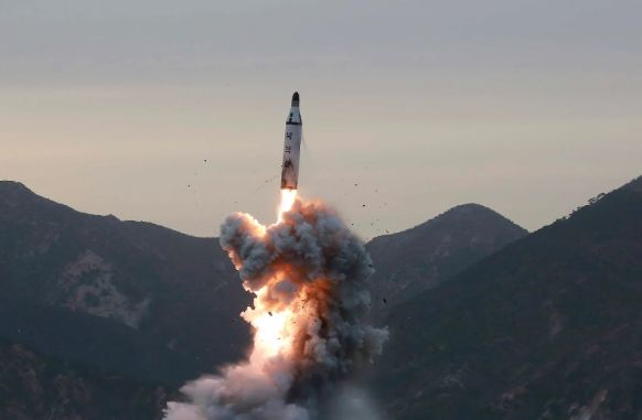 Corea del Norte lanza dos misiles balísticos hacia el mar del Japón