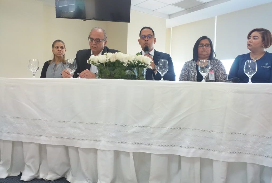 Hospital Metropolitano de Santiago recibe acreditación internacional de servicios de salud