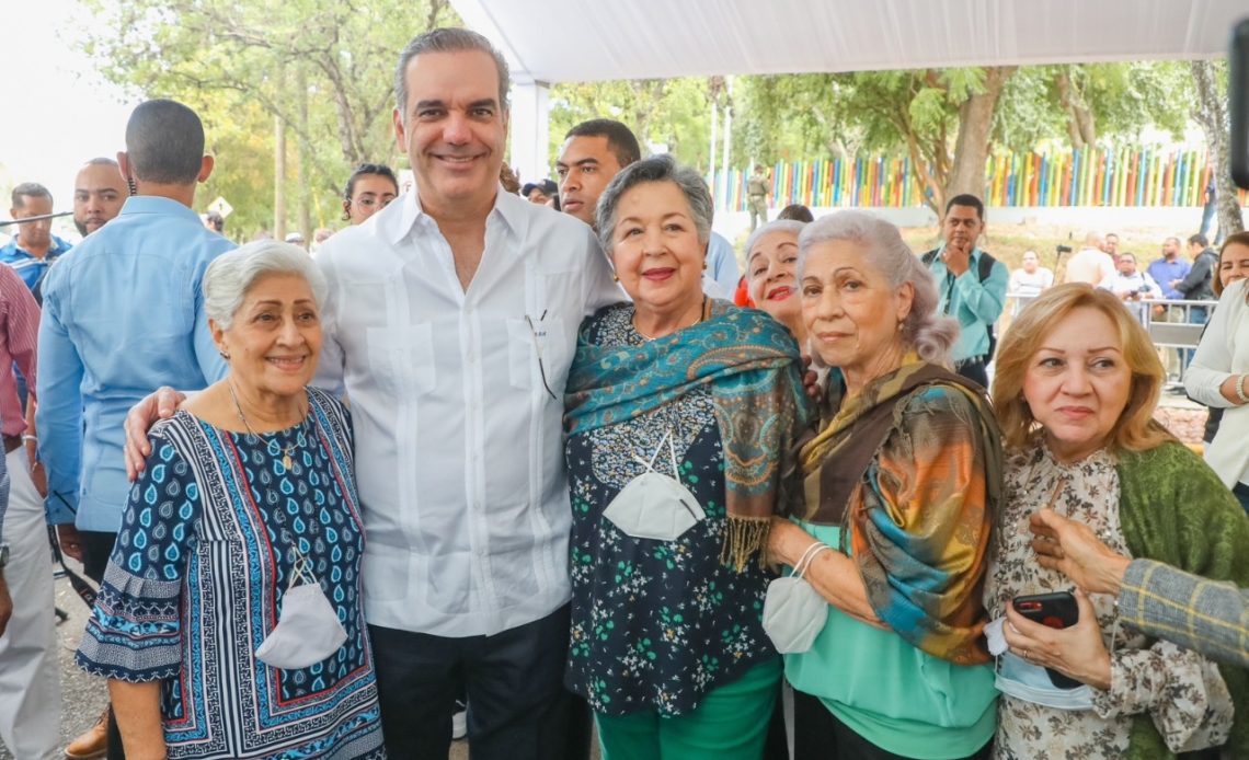 Abinader con vecinos Casa Presidencial