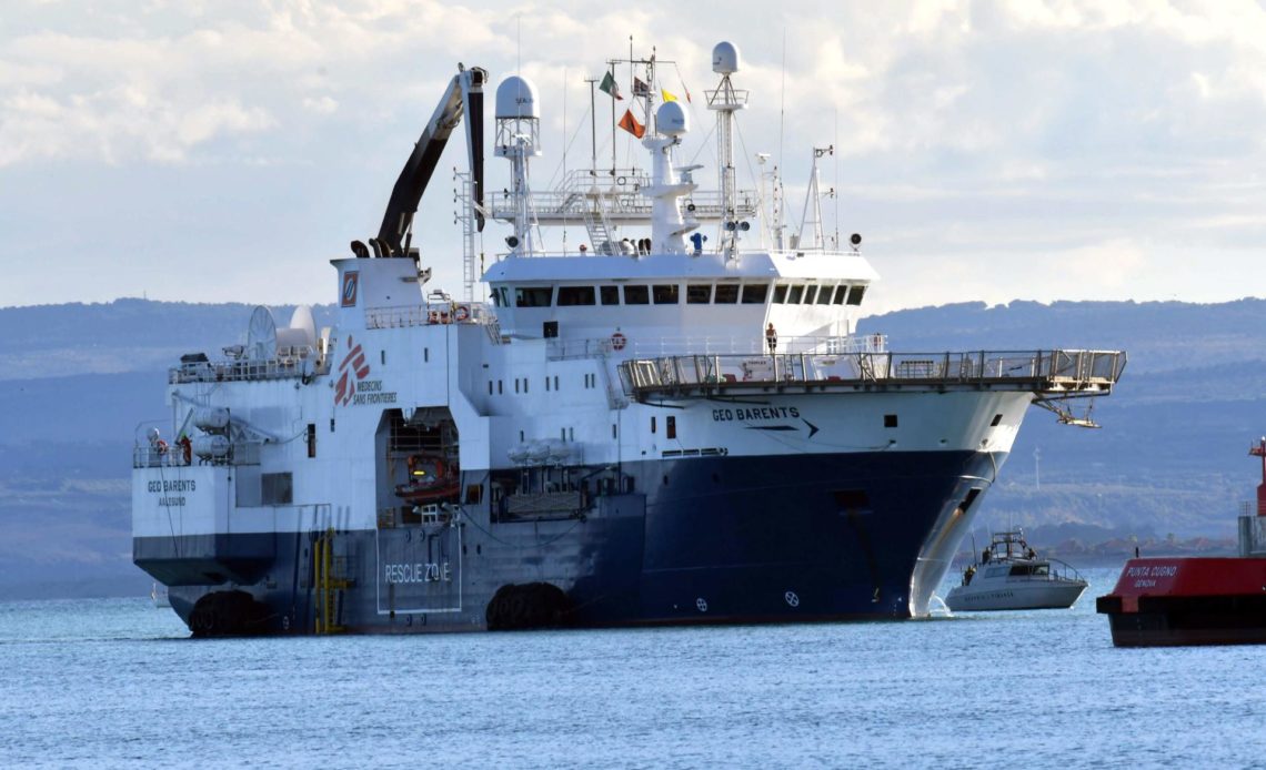  Cuatro personas, incluidos dos niños, están desaparecidas tras el naufragio de la barca en la que viajaban junto a otros 32 migrantes frente a las costas de la isla italiana de Lampedusa, en el Mediterráneo, donde el barco "Geo Barents", operado por Médicos Sin Fronteras (MSF), ha rescatado por su parte a 164 personas en pocas horas.