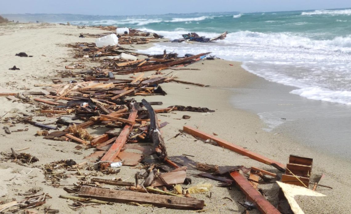 Se elevan a 64 los muertos rescatados tras naufragio en costa italiana