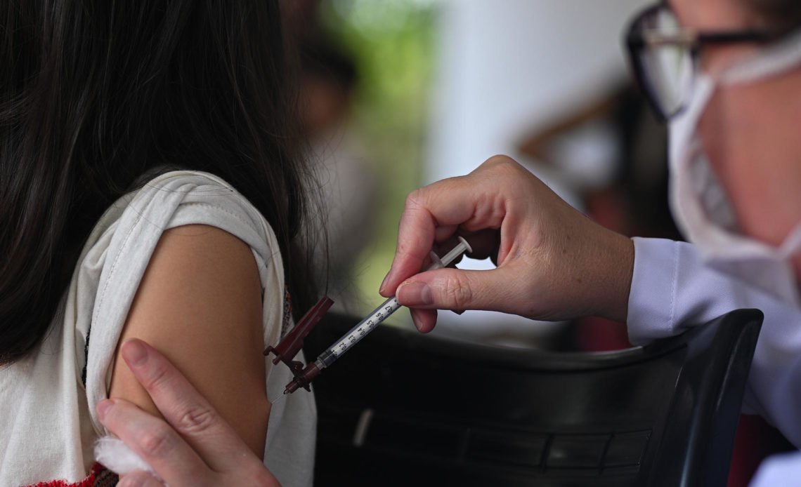 Brasil empieza a vacunar a los niños contra el dengue en pleno brote de la enfermedad