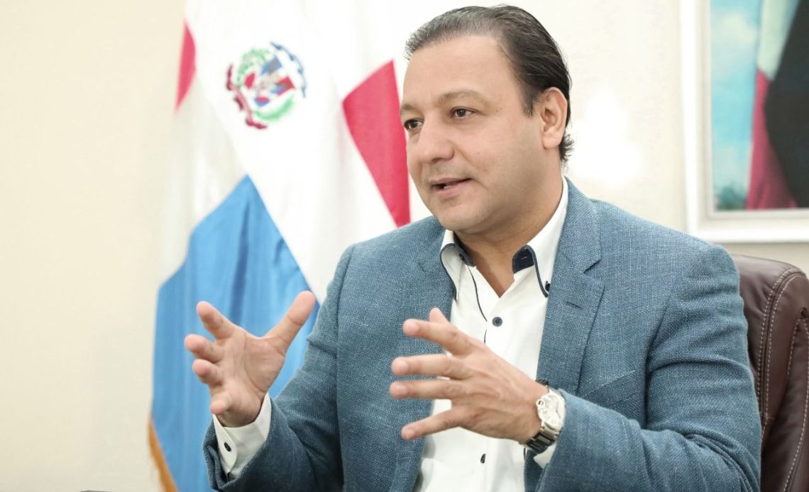 Abel Martínez: se dilapidan recursos en vez de reflejarse en bienestar de los dominicanos