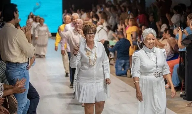 28 adultos mayores protagoniza desfile de moda