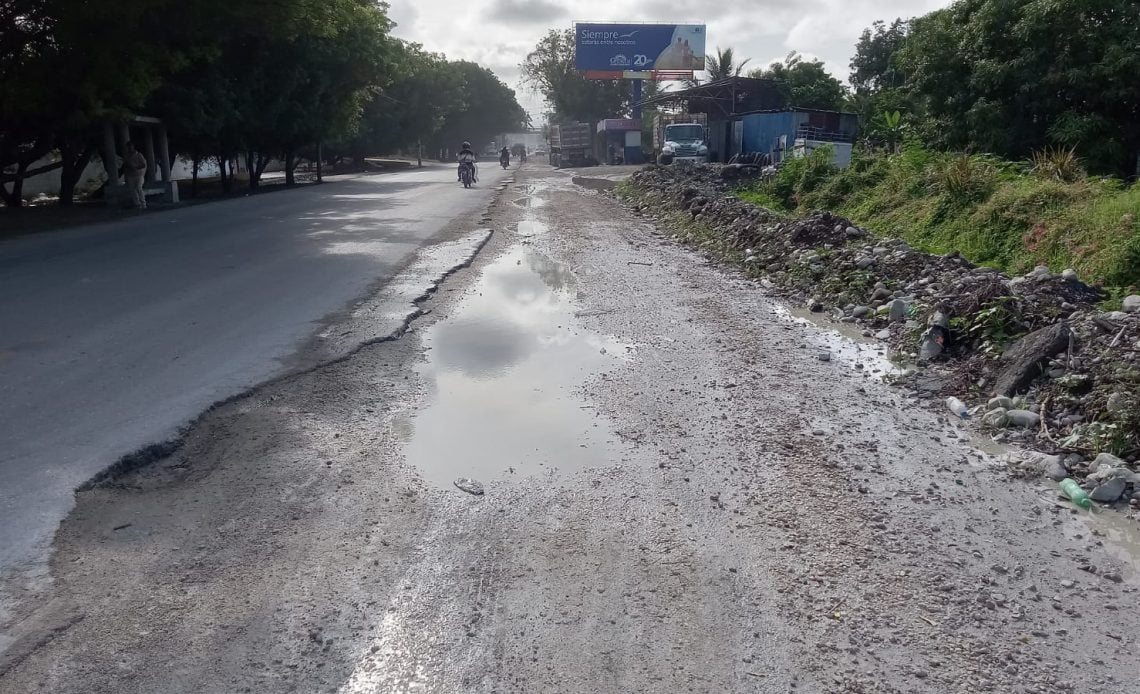 Choferes del transporte público en Azua denuncian mal estado de avenida