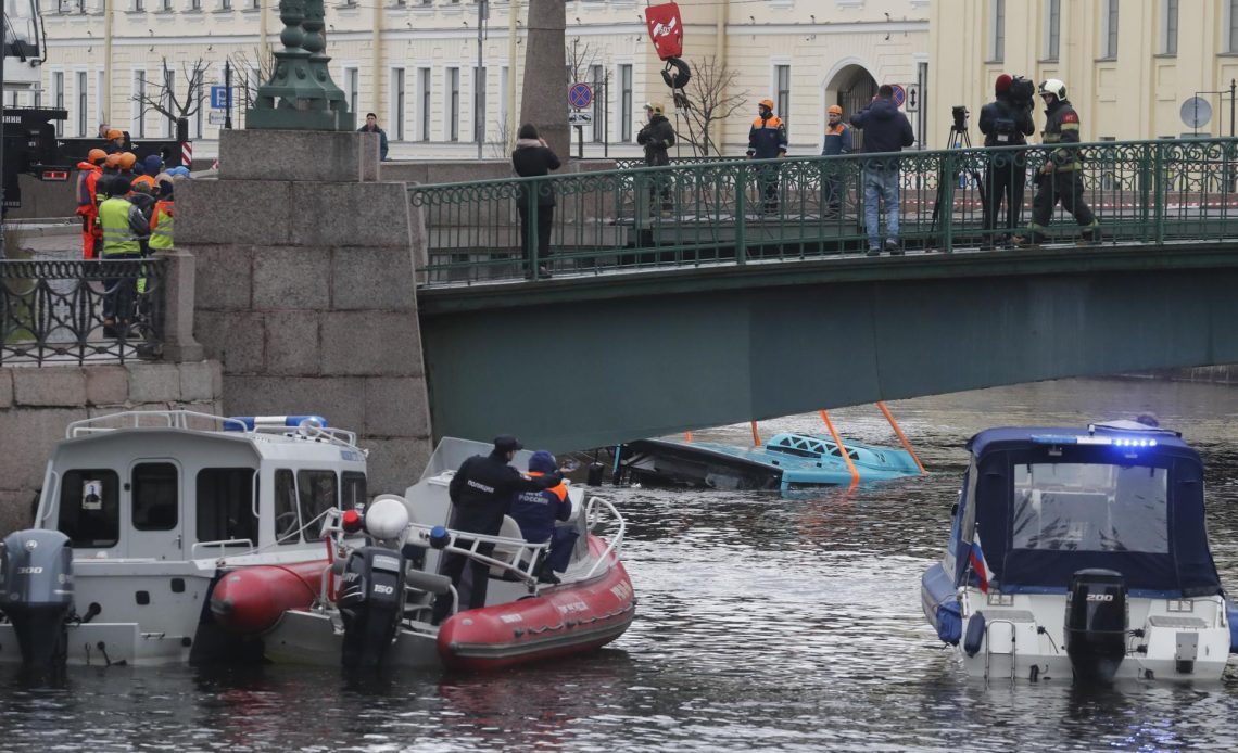 Al menos tres muertos tras caer al río un autobús desde un puente en San Petersburgo