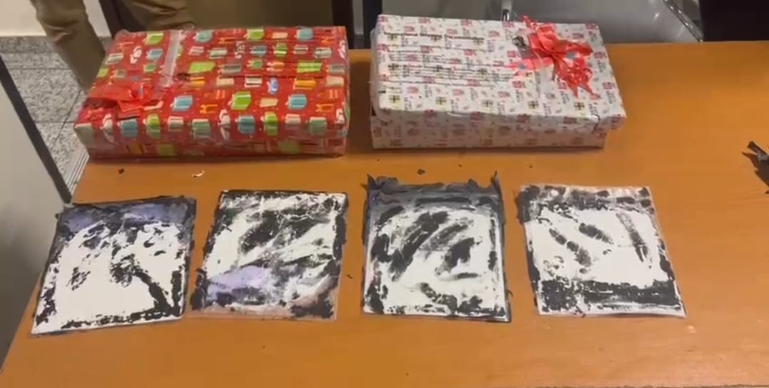 DNCD ocupa cuatro láminas de cocaína escondidas en caja de regalos