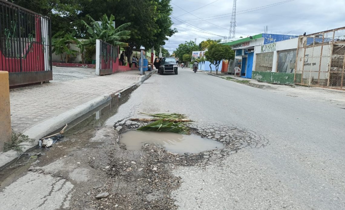 Denuncian hoyo en calle del municipio Cabral, en Barahona
