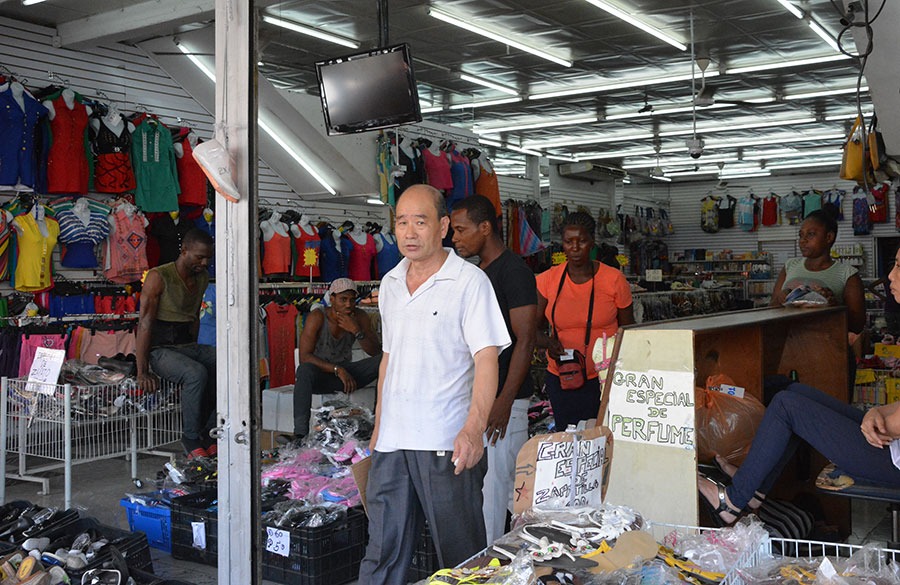 Comercio local amenazado por falsificaciones en tiendas chinas