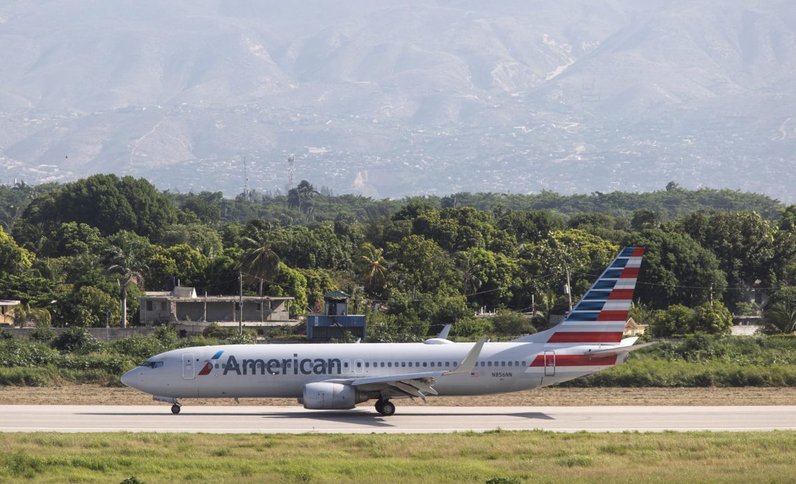 Fotografía de un avión de la compañía American Airlines antes de decolar este jueves en Puerto Príncipe (Haití). EFE/ Orlando Barría