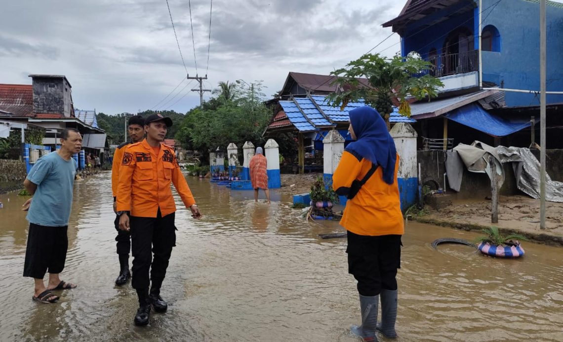 Al menos 15 muertos por inundaciones y corrimientos de tierra en Indonesia
