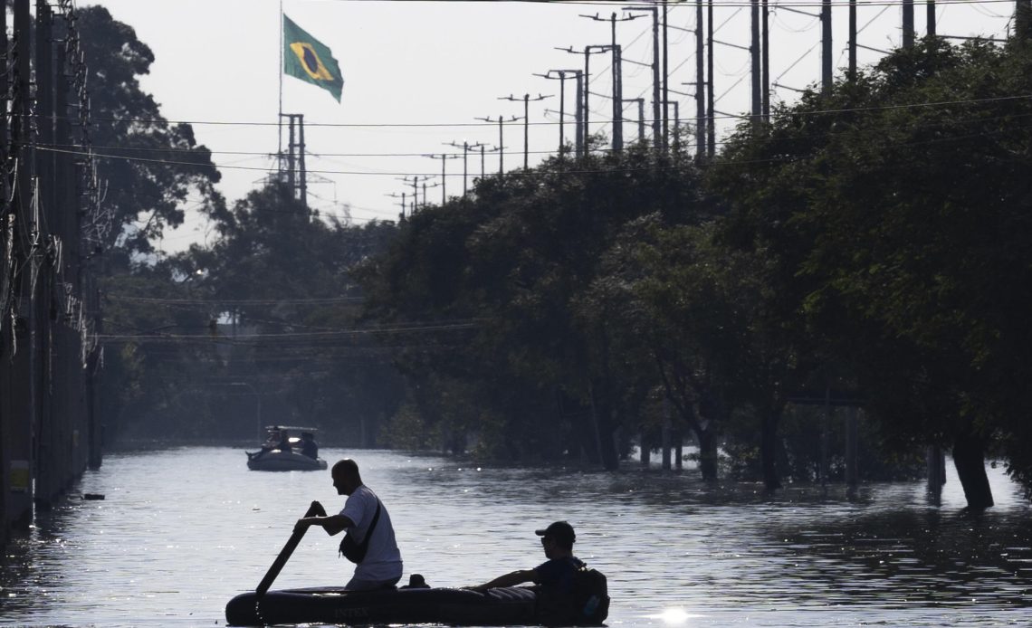 Afectada por inundaciones en Brasil: "Tuve que salir nadando de casa"
