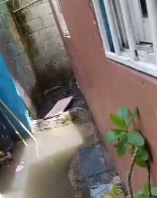 Denuncian inundaciones por drenaje pluvial tapado, en Villa Juana