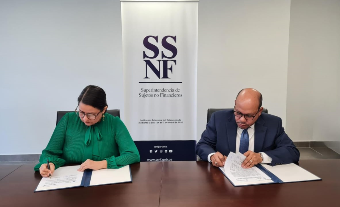 La Superintendente de la SSNF, Dayra Carrizo Castillo, junto al Director de la DGII, Luis Valdez Veras, en el acto de la firma.