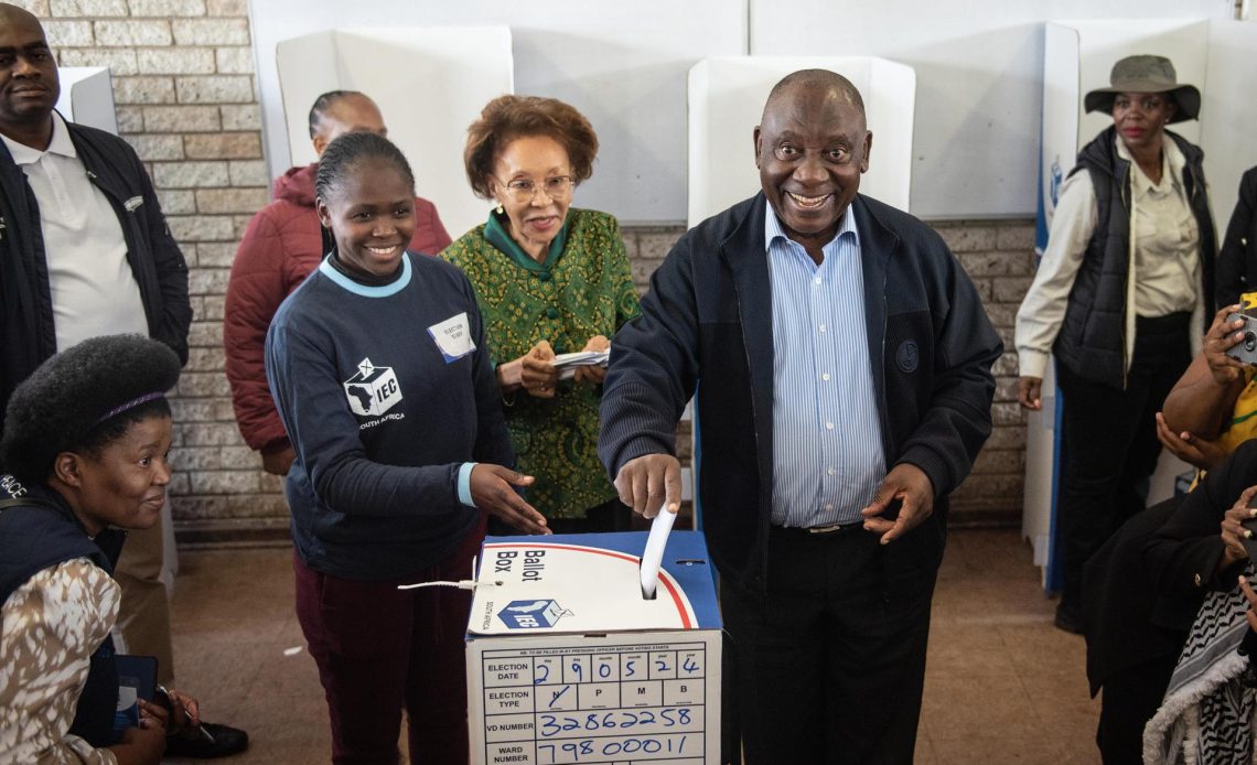 El presidente sudafricano, Cyril Ramaphosa, vota en la escuela primaria Hitekani en el municipio de Soweto, Sudáfrica, el 29 de mayo de 2024. EFE/EPA/STRINGER