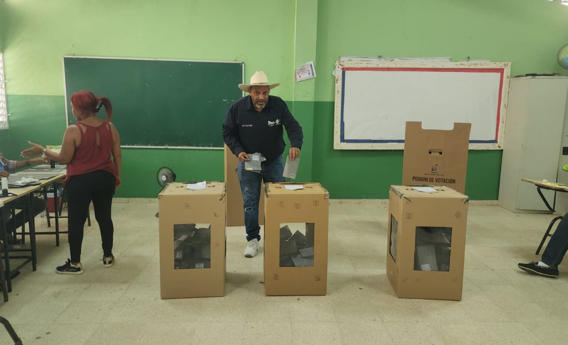Alcalde de Dajabón ejerce su derecho al voto