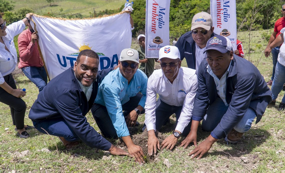 La Unidad Técnica Ejecutora de Proyectos de Desarrollo Agroforestal (UTEPDA), realizó hoy una jornada de reforestación en el municipio del Cercado, provincia San Juan, donde plantó más de 5,800 árboles forestales,