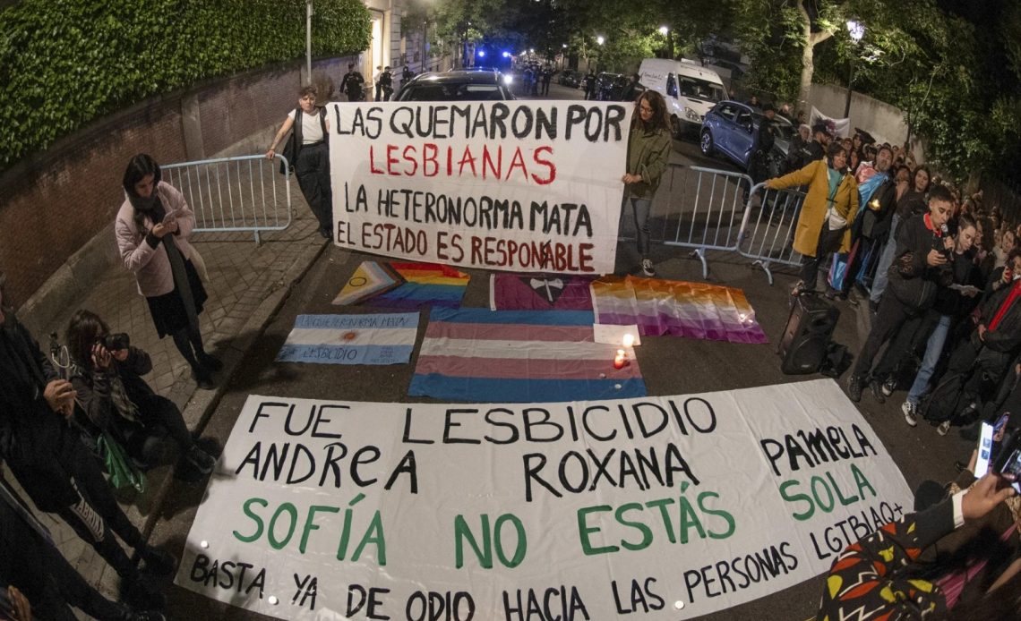 Protestas en España por asesinato a lesbianas