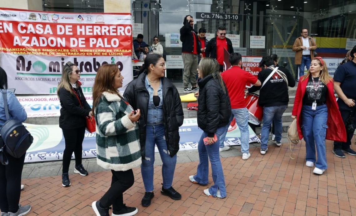 Funcionarios del Ministerio de Trabajo realizan huelgas en Colombia