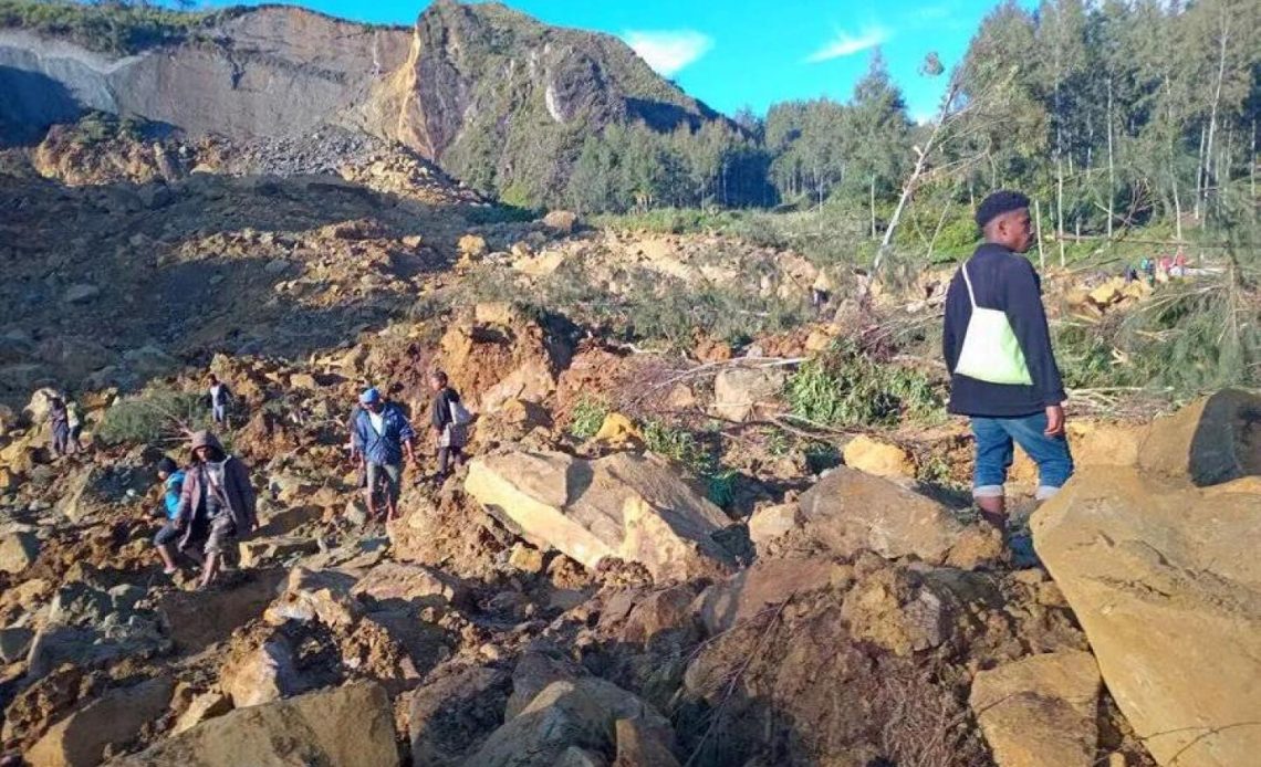 Papúa Nueva Guinea estima que más de 2.000 personas quedaron sepultadas Papúa Nueva Guinea estima que más de 2.000 personas quedaron sepultadas por el alud de tierra